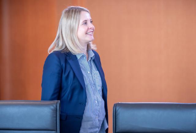 29 October 2025, Berlin: Verena Hubertz, German Minister for Housing, Urban Development and Construction, arrives at the Federal Chancellery at the start of the Federal Cabinet meeting. Photo: Michael Kappeler/dpa