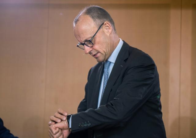 29 October 2025, Berlin: German Chancellor Friedrich Merz looks at his watch before the start of the Federal Cabinet meeting in the Federal Chancellery. Photo: Michael Kappeler/dpa