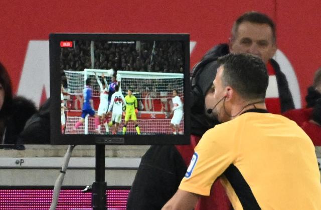 FILED - 26 October 2025, Baden-Württemberg, Stuttgart: Referee Felix Zwayer watches a replay of the Video Assistant Referee (VAR) system during the German Bundesliga soccer match between at VfB Stuttgart and FSV Mainz at the MHPArena. Photo: Marijan Murat/dpa - IMPORTANT NOTE: In accordance with the regulations of the DFL German Football League and the DFB German Football Association, it is prohibited to utilize or have utilized photographs taken in the stadium and/or of the match in the form of sequential images and/or video-like photo series.