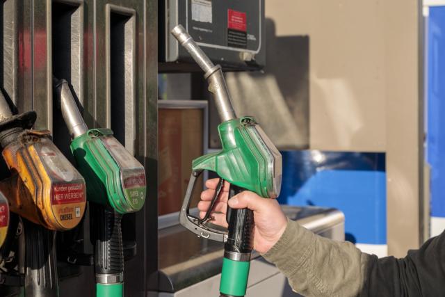 FILED - 15 June 2022, Berlin: A man fills up his car at a gas station in Berlin. Photo: Julius-Christian Schreiner/dpa