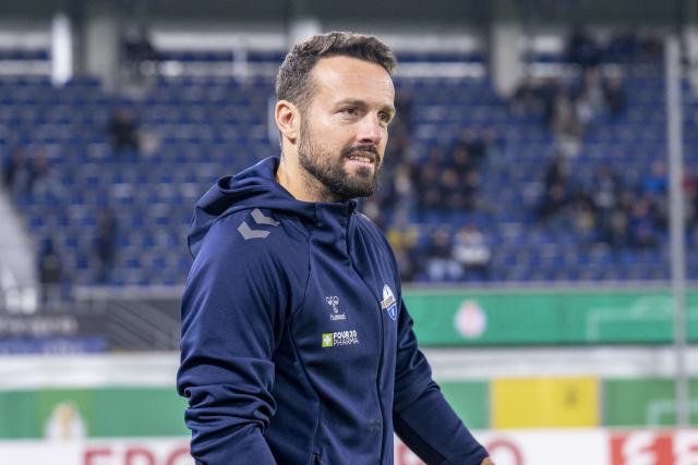 29 October 2025, North Rhine-Westphalia, Paderborn: SC Paderborn 07 coach Ralf Kettemann arrives for the German DFB Cup 2nd round soccer match between SC Paderborn 07 and Bayer Leverkusen at Home Deluxe Arena. Photo: David Inderlied/dpa - WICHTIGER HINWEIS: Gemäß den Vorgaben der DFL Deutsche Fußball Liga bzw. des DFB Deutscher Fußball-Bund ist es untersagt, in dem Stadion und/oder vom Spiel angefertigte Fotoaufnahmen in Form von Sequenzbildern und/oder videoähnlichen Fotostrecken zu verwerten bzw. verwerten zu lassen.