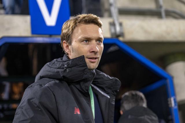 29 October 2025, North Rhine-Westphalia, Paderborn: Leverkusen's managing director Simon Rolfes arrives for the German DFB Cup 2nd round soccer match between SC Paderborn 07 and Bayer Leverkusen at Home Deluxe Arena. Photo: David Inderlied/dpa - WICHTIGER HINWEIS: Gemäß den Vorgaben der DFL Deutsche Fußball Liga bzw. des DFB Deutscher Fußball-Bund ist es untersagt, in dem Stadion und/oder vom Spiel angefertigte Fotoaufnahmen in Form von Sequenzbildern und/oder videoähnlichen Fotostrecken zu verwerten bzw. verwerten zu lassen.