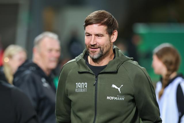 29 October 2025, Bavaria, Fuerth: SpVgg Greuther Fuerth coach Thomas Kleine stands on the pitch ahead of the German DFB Cup 2nd round soccer match between SpVgg Greuther Fuerth and 1. FC Kaiserslautern at Sportpark Ronhof Thomas Sommer. Photo: Daniel Karmann/dpa - WICHTIGER HINWEIS: Gemäß den Vorgaben der DFL Deutsche Fußball Liga bzw. des DFB Deutscher Fußball-Bund ist es untersagt, in dem Stadion und/oder vom Spiel angefertigte Fotoaufnahmen in Form von Sequenzbildern und/oder videoähnlichen Fotostrecken zu verwerten bzw. verwerten zu lassen.