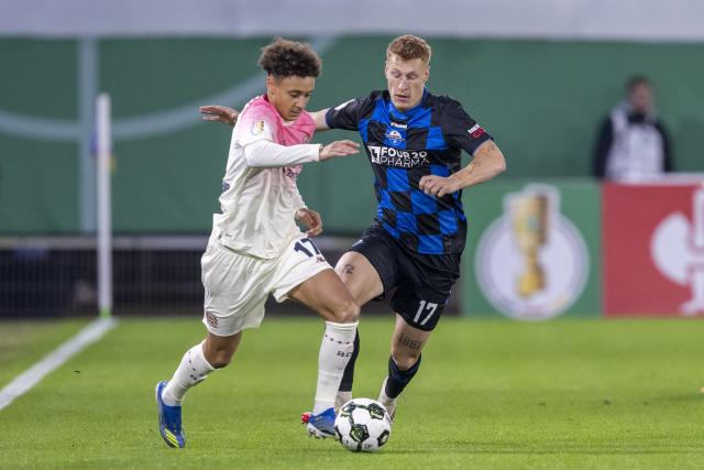 29 October 2025, North Rhine-Westphalia, Paderborn: Bayer Leverkusen's Eliesse Ben Seghir (L) and SC Paderborn's Laurin Curda battle for the ball during the German DFB Cup 2nd round soccer match between SC Paderborn 07 and Bayer Leverkusen at Home Deluxe Arena. Photo: David Inderlied/dpa - WICHTIGER HINWEIS: Gemäß den Vorgaben der DFL Deutsche Fußball Liga bzw. des DFB Deutscher Fußball-Bund ist es untersagt, in dem Stadion und/oder vom Spiel angefertigte Fotoaufnahmen in Form von Sequenzbildern und/oder videoähnlichen Fotostrecken zu verwerten bzw. verwerten zu lassen.