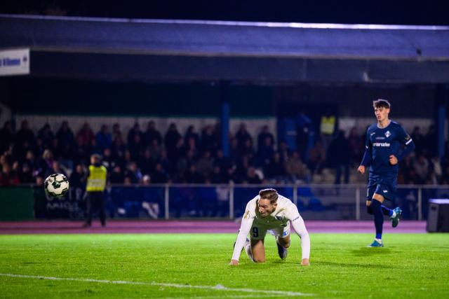 29 October 2025, Bavaria, Illertissen: Magdeburg's Maximilian Breunig scores his side's first goal of the game during the German DFB Cup 2nd round soccer match between FV Illertissen and 1. FC Magdeburg at Voehlin Stadium. Photo: Tom Weller/dpa - WICHTIGER HINWEIS: Gemäß den Vorgaben der DFL Deutsche Fußball Liga bzw. des DFB Deutscher Fußball-Bund ist es untersagt, in dem Stadion und/oder vom Spiel angefertigte Fotoaufnahmen in Form von Sequenzbildern und/oder videoähnlichen Fotostrecken zu verwerten bzw. verwerten zu lassen.