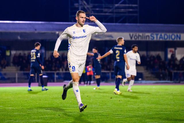 29 October 2025, Bavaria, Illertissen: Magdeburg's Maximilian Breunig celebrates after scoring his side's first goal of the game during the German DFB Cup 2nd round soccer match between FV Illertissen and 1. FC Magdeburg at Voehlin Stadium. Photo: Tom Weller/dpa - WICHTIGER HINWEIS: Gemäß den Vorgaben der DFL Deutsche Fußball Liga bzw. des DFB Deutscher Fußball-Bund ist es untersagt, in dem Stadion und/oder vom Spiel angefertigte Fotoaufnahmen in Form von Sequenzbildern und/oder videoähnlichen Fotostrecken zu verwerten bzw. verwerten zu lassen.