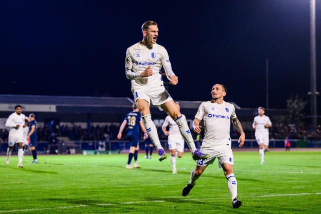 29 October 2025, Bavaria, Illertissen: Magdeburg's Maximilian Breunig celebrates (L) after scoring his side's first goal of the game during the German DFB Cup 2nd round soccer match between FV Illertissen and 1. FC Magdeburg at Voehlin Stadium. Photo: Tom Weller/dpa - WICHTIGER HINWEIS: Gemäß den Vorgaben der DFL Deutsche Fußball Liga bzw. des DFB Deutscher Fußball-Bund ist es untersagt, in dem Stadion und/oder vom Spiel angefertigte Fotoaufnahmen in Form von Sequenzbildern und/oder videoähnlichen Fotostrecken zu verwerten bzw. verwerten zu lassen.