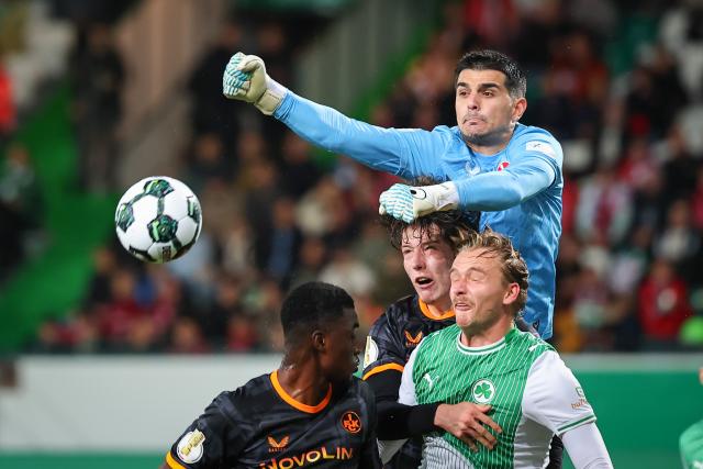29 October 2025, Bavaria, Fuerth: Kaiserslautern goalkeeper Simon Simoni (R) boxes the ball away from the goal during the German DFB Cup 2nd round soccer match between SpVgg Greuther Fuerth and 1. FC Kaiserslautern at Sportpark Ronhof Thomas Sommer. Photo: Daniel Karmann/dpa - WICHTIGER HINWEIS: Gemäß den Vorgaben der DFL Deutsche Fußball Liga bzw. des DFB Deutscher Fußball-Bund ist es untersagt, in dem Stadion und/oder vom Spiel angefertigte Fotoaufnahmen in Form von Sequenzbildern und/oder videoähnlichen Fotostrecken zu verwerten bzw. verwerten zu lassen.