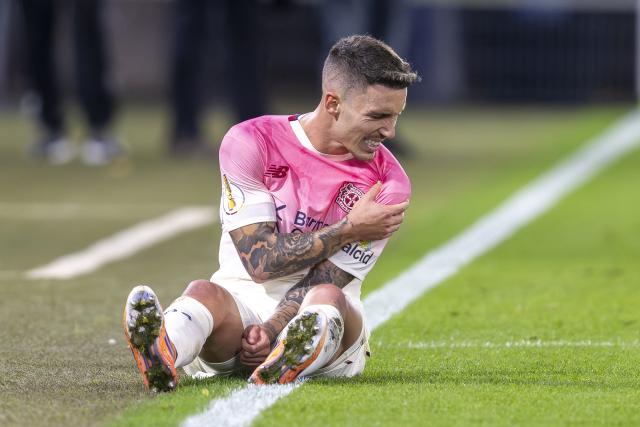 29 October 2025, North Rhine-Westphalia, Paderborn: Bayer Leverkusen's Alex Grimaldo holds his shoulder during the German DFB Cup 2nd round soccer match between SC Paderborn 07 and Bayer Leverkusen at Home Deluxe Arena. Photo: David Inderlied/dpa - WICHTIGER HINWEIS: Gemäß den Vorgaben der DFL Deutsche Fußball Liga bzw. des DFB Deutscher Fußball-Bund ist es untersagt, in dem Stadion und/oder vom Spiel angefertigte Fotoaufnahmen in Form von Sequenzbildern und/oder videoähnlichen Fotostrecken zu verwerten bzw. verwerten zu lassen.
