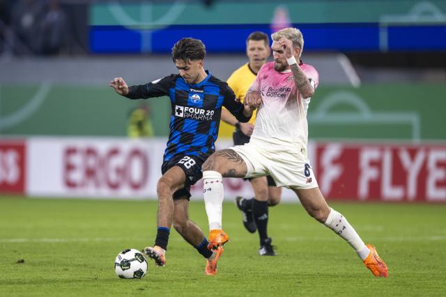 29 October 2025, North Rhine-Westphalia, Paderborn: Paderborn's Lucas Copado (L) and Leverkusen's Robert Andrich battle for the ball during the German DFB Cup 2nd round soccer match between SC Paderborn 07 and Bayer Leverkusen at Home Deluxe Arena. Photo: David Inderlied/dpa - WICHTIGER HINWEIS: Gemäß den Vorgaben der DFL Deutsche Fußball Liga bzw. des DFB Deutscher Fußball-Bund ist es untersagt, in dem Stadion und/oder vom Spiel angefertigte Fotoaufnahmen in Form von Sequenzbildern und/oder videoähnlichen Fotostrecken zu verwerten bzw. verwerten zu lassen.