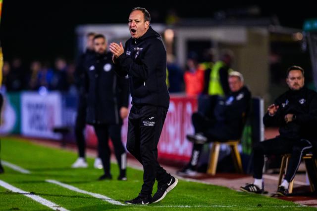 29 October 2025, Bavaria, Illertissen: Illertissen coach Holger Bachthaler gestures to his players from the touchline during the German DFB Cup 2nd round soccer match between FV Illertissen and 1. FC Magdeburg at Voehlin Stadium. Photo: Tom Weller/dpa - WICHTIGER HINWEIS: Gemäß den Vorgaben der DFL Deutsche Fußball Liga bzw. des DFB Deutscher Fußball-Bund ist es untersagt, in dem Stadion und/oder vom Spiel angefertigte Fotoaufnahmen in Form von Sequenzbildern und/oder videoähnlichen Fotostrecken zu verwerten bzw. verwerten zu lassen.