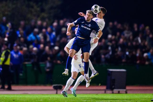 29 October 2025, Bavaria, Illertissen: Illertissen's Yannick Glessing (L) and Magdeburg's Tobias Mueller battle for the ball during the German DFB Cup 2nd round soccer match between FV Illertissen and 1. FC Magdeburg at Voehlin Stadium. Photo: Tom Weller/dpa - WICHTIGER HINWEIS: Gemäß den Vorgaben der DFL Deutsche Fußball Liga bzw. des DFB Deutscher Fußball-Bund ist es untersagt, in dem Stadion und/oder vom Spiel angefertigte Fotoaufnahmen in Form von Sequenzbildern und/oder videoähnlichen Fotostrecken zu verwerten bzw. verwerten zu lassen.
