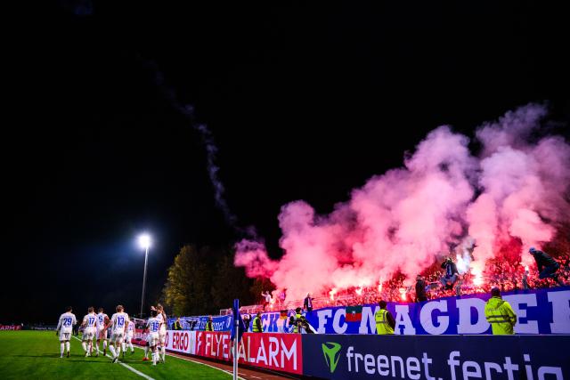 29 October 2025, Bavaria, Illertissen: Magdeburg's Marcus Mathisen celebrates his side's second goal with teammates during the German DFB Cup second-round soccer match between FV Illertissen and 1. FC Magdeburg at Voehlin Stadium. Photo: Tom Weller/dpa - WICHTIGER HINWEIS: Gemäß den Vorgaben der DFL Deutsche Fußball Liga bzw. des DFB Deutscher Fußball-Bund ist es untersagt, in dem Stadion und/oder vom Spiel angefertigte Fotoaufnahmen in Form von Sequenzbildern und/oder videoähnlichen Fotostrecken zu verwerten bzw. verwerten zu lassen.