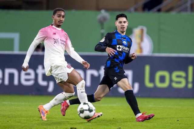 29 October 2025, North Rhine-Westphalia, Paderborn: Bayer Leverkusen's Arthur (L) and Paderborn's Raphael Obermair battle for the ball during the German DFB Cup 2nd round soccer match between SC Paderborn 07 and Bayer Leverkusen at Home Deluxe Arena. Photo: David Inderlied/dpa - WICHTIGER HINWEIS: Gemäß den Vorgaben der DFL Deutsche Fußball Liga bzw. des DFB Deutscher Fußball-Bund ist es untersagt, in dem Stadion und/oder vom Spiel angefertigte Fotoaufnahmen in Form von Sequenzbildern und/oder videoähnlichen Fotostrecken zu verwerten bzw. verwerten zu lassen.