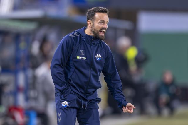 29 October 2025, North Rhine-Westphalia, Paderborn: Paderborn coach Ralf Kettemann reacts from the touchline during the German DFB Cup 2nd round soccer match between SC Paderborn 07 and Bayer Leverkusen at Home Deluxe Arena. Photo: David Inderlied/dpa - WICHTIGER HINWEIS: Gemäß den Vorgaben der DFL Deutsche Fußball Liga bzw. des DFB Deutscher Fußball-Bund ist es untersagt, in dem Stadion und/oder vom Spiel angefertigte Fotoaufnahmen in Form von Sequenzbildern und/oder videoähnlichen Fotostrecken zu verwerten bzw. verwerten zu lassen.
