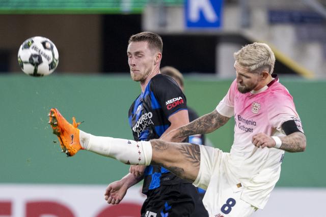29 October 2025, North Rhine-Westphalia, Paderborn: Paderborn's Tjark Scheller (L) and Bayer Leverkusen's Robert Andrich battle for the ball during the German DFB Cup 2nd round soccer match between SC Paderborn 07 and Bayer Leverkusen at Home Deluxe Arena. Photo: David Inderlied/dpa - WICHTIGER HINWEIS: Gemäß den Vorgaben der DFL Deutsche Fußball Liga bzw. des DFB Deutscher Fußball-Bund ist es untersagt, in dem Stadion und/oder vom Spiel angefertigte Fotoaufnahmen in Form von Sequenzbildern und/oder videoähnlichen Fotostrecken zu verwerten bzw. verwerten zu lassen.