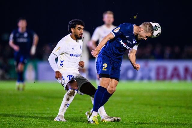 29 October 2025, Bavaria, Illertissen: Illertissen's Max Zeller (R) and Magdeburg's Rayan Ghrieb battle for the ball during the German DFB Cup 2nd round soccer match between FV Illertissen and 1. FC Magdeburg at Voehlin Stadium. Photo: Tom Weller/dpa - WICHTIGER HINWEIS: Gemäß den Vorgaben der DFL Deutsche Fußball Liga bzw. des DFB Deutscher Fußball-Bund ist es untersagt, in dem Stadion und/oder vom Spiel angefertigte Fotoaufnahmen in Form von Sequenzbildern und/oder videoähnlichen Fotostrecken zu verwerten bzw. verwerten zu lassen.