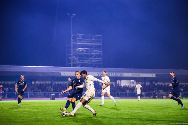29 October 2025, Bavaria, Illertissen: Magdeburg's Rayan Ghrieb (R) and Illertissen's Max Zeller battle for the ball during the German DFB Cup 2nd round soccer match between FV Illertissen and 1. FC Magdeburg at Voehlin Stadium. Photo: Tom Weller/dpa - WICHTIGER HINWEIS: Gemäß den Vorgaben der DFL Deutsche Fußball Liga bzw. des DFB Deutscher Fußball-Bund ist es untersagt, in dem Stadion und/oder vom Spiel angefertigte Fotoaufnahmen in Form von Sequenzbildern und/oder videoähnlichen Fotostrecken zu verwerten bzw. verwerten zu lassen.