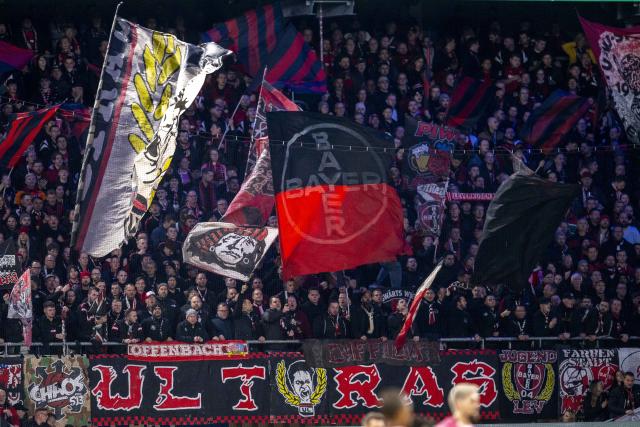 29 October 2025, North Rhine-Westphalia, Paderborn: Leverkusen's fans celebrate in the stands during the German DFB Cup 2nd round soccer match between SC Paderborn 07 and Bayer Leverkusen at Home Deluxe Arena. Photo: David Inderlied/dpa - WICHTIGER HINWEIS: Gemäß den Vorgaben der DFL Deutsche Fußball Liga bzw. des DFB Deutscher Fußball-Bund ist es untersagt, in dem Stadion und/oder vom Spiel angefertigte Fotoaufnahmen in Form von Sequenzbildern und/oder videoähnlichen Fotostrecken zu verwerten bzw. verwerten zu lassen.