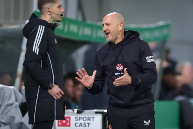 29 October 2025, Bavaria, Fuerth: Kaiserslautern coach Torsten Lieberknecht reacts during the German DFB Cup 2nd round soccer match between SpVgg Greuther Fuerth and 1. FC Kaiserslautern at Sportpark Ronhof Thomas Sommer. Photo: Daniel Karmann/dpa - WICHTIGER HINWEIS: Gemäß den Vorgaben der DFL Deutsche Fußball Liga bzw. des DFB Deutscher Fußball-Bund ist es untersagt, in dem Stadion und/oder vom Spiel angefertigte Fotoaufnahmen in Form von Sequenzbildern und/oder videoähnlichen Fotostrecken zu verwerten bzw. verwerten zu lassen.