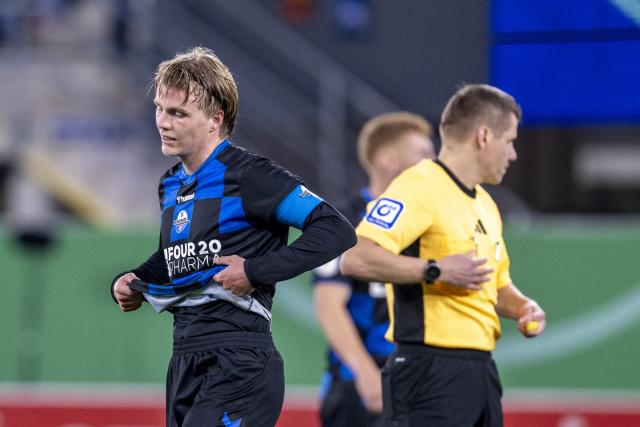 29 October 2025, North Rhine-Westphalia, Paderborn: Paderborn's Felix Goetze leaves the pitch after being sent off during the German DFB Cup 2nd round soccer match between SC Paderborn 07 and Bayer Leverkusen at Home Deluxe Arena. Photo: David Inderlied/dpa - WICHTIGER HINWEIS: Gemäß den Vorgaben der DFL Deutsche Fußball Liga bzw. des DFB Deutscher Fußball-Bund ist es untersagt, in dem Stadion und/oder vom Spiel angefertigte Fotoaufnahmen in Form von Sequenzbildern und/oder videoähnlichen Fotostrecken zu verwerten bzw. verwerten zu lassen.