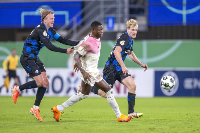 29 October 2025, North Rhine-Westphalia, Paderborn: Paderborn's Felix Goetze (L) pulls Leverkusen's Christian Kofane by the shirt and is shown a red card during the German DFB Cup 2nd round soccer match between SC Paderborn 07 and Bayer Leverkusen at Home Deluxe Arena. Photo: David Inderlied/dpa - WICHTIGER HINWEIS: Gemäß den Vorgaben der DFL Deutsche Fußball Liga bzw. des DFB Deutscher Fußball-Bund ist es untersagt, in dem Stadion und/oder vom Spiel angefertigte Fotoaufnahmen in Form von Sequenzbildern und/oder videoähnlichen Fotostrecken zu verwerten bzw. verwerten zu lassen.