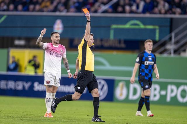 29 October 2025, North Rhine-Westphalia, Paderborn: Referee Patrick Ittrich shows Paderborn's Felix Goetze the red card during the German DFB Cup 2nd round soccer match between SC Paderborn 07 and Bayer Leverkusen at Home Deluxe Arena. Photo: David Inderlied/dpa - WICHTIGER HINWEIS: Gemäß den Vorgaben der DFL Deutsche Fußball Liga bzw. des DFB Deutscher Fußball-Bund ist es untersagt, in dem Stadion und/oder vom Spiel angefertigte Fotoaufnahmen in Form von Sequenzbildern und/oder videoähnlichen Fotostrecken zu verwerten bzw. verwerten zu lassen.