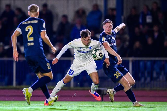29 October 2025, Bavaria, Illertissen: Magdeburg's Noah Pesch (C) and Illertissen's Maximilian Neuberger (R) battle for the ball during the German DFB Cup 2nd round soccer match between FV Illertissen and 1. FC Magdeburg at Voehlin Stadium. Photo: Tom Weller/dpa - WICHTIGER HINWEIS: Gemäß den Vorgaben der DFL Deutsche Fußball Liga bzw. des DFB Deutscher Fußball-Bund ist es untersagt, in dem Stadion und/oder vom Spiel angefertigte Fotoaufnahmen in Form von Sequenzbildern und/oder videoähnlichen Fotostrecken zu verwerten bzw. verwerten zu lassen.