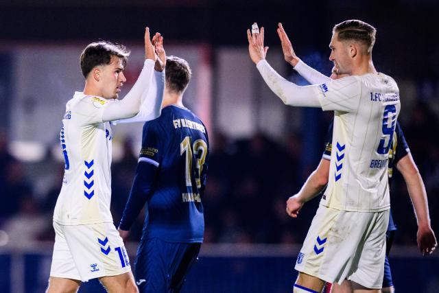 29 October 2025, Bavaria, Illertissen: Magdeburg's Noah Pesch celebrates after scoring his side's third goal of the game with Maximilian Breunig (R) during the German DFB Cup 2nd round soccer match between FV Illertissen and 1. FC Magdeburg at Voehlin Stadium. Photo: Tom Weller/dpa - WICHTIGER HINWEIS: Gemäß den Vorgaben der DFL Deutsche Fußball Liga bzw. des DFB Deutscher Fußball-Bund ist es untersagt, in dem Stadion und/oder vom Spiel angefertigte Fotoaufnahmen in Form von Sequenzbildern und/oder videoähnlichen Fotostrecken zu verwerten bzw. verwerten zu lassen.