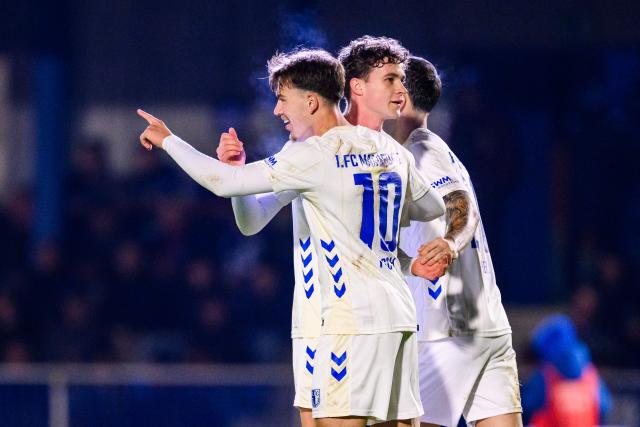 29 October 2025, Bavaria, Illertissen: Magdeburg's Noah Pesch celebrates after scoring his side's third goal of the game during the German DFB Cup 2nd round soccer match between FV Illertissen and 1. FC Magdeburg at Voehlin Stadium. Photo: Tom Weller/dpa - WICHTIGER HINWEIS: Gemäß den Vorgaben der DFL Deutsche Fußball Liga bzw. des DFB Deutscher Fußball-Bund ist es untersagt, in dem Stadion und/oder vom Spiel angefertigte Fotoaufnahmen in Form von Sequenzbildern und/oder videoähnlichen Fotostrecken zu verwerten bzw. verwerten zu lassen.