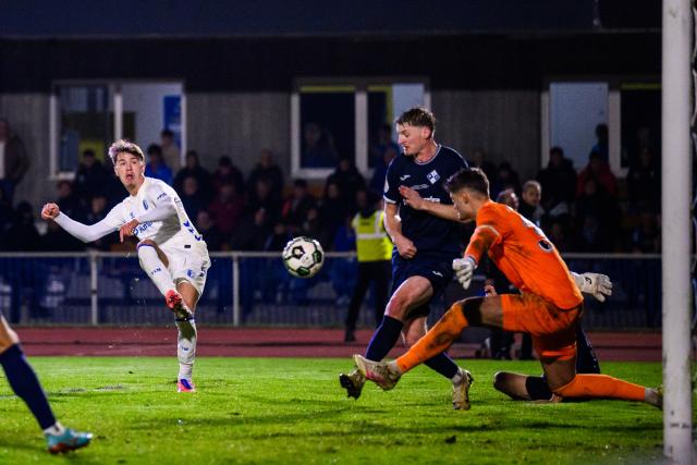 29 October 2025, Bavaria, Illertissen: Magdeburg's Noah Pesch scores his side's third goal of the game during the German DFB Cup 2nd round soccer match between FV Illertissen and 1. FC Magdeburg at Voehlin Stadium. Photo: Tom Weller/dpa - WICHTIGER HINWEIS: Gemäß den Vorgaben der DFL Deutsche Fußball Liga bzw. des DFB Deutscher Fußball-Bund ist es untersagt, in dem Stadion und/oder vom Spiel angefertigte Fotoaufnahmen in Form von Sequenzbildern und/oder videoähnlichen Fotostrecken zu verwerten bzw. verwerten zu lassen.