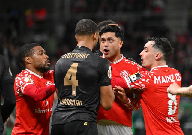 29 October 2025, Rhineland-Palatinate, Mainz: Mainz's Nadiem Amiri (Center R) and Stuttgart's Josha Vagnoman (Center L) confront each other during the German DFB Cup second-round soccer match between FSV Mainz 05 and VfB Stuttgart at Mewa Arena. Photo: Torsten Silz/dpa - WICHTIGER HINWEIS: Gemäß den Vorgaben der DFL Deutsche Fußball Liga bzw. des DFB Deutscher Fußball-Bund ist es untersagt, in dem Stadion und/oder vom Spiel angefertigte Fotoaufnahmen in Form von Sequenzbildern und/oder videoähnlichen Fotostrecken zu verwerten bzw. verwerten zu lassen.