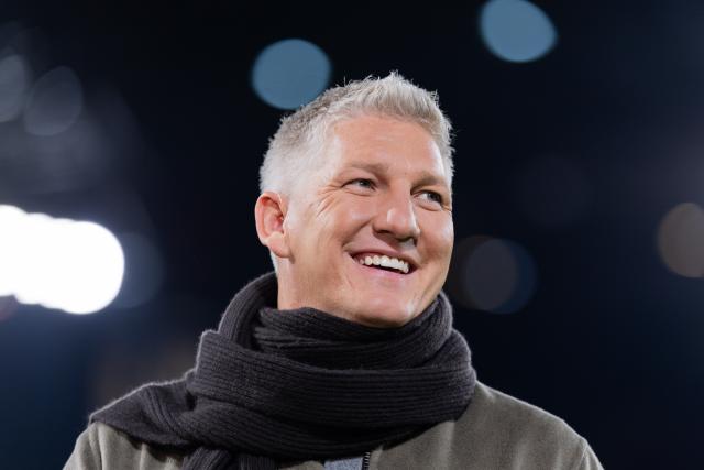 29 October 2025, North Rhine-Westphalia, Cologne: German former footballer and TV pundit Bastian Schweinsteiger pictured prior to the start of the German DFB Cup 2nd round soccer match between 1. FC Cologne and Bayern Munich at RheinEnergieStadion. Photo: Rolf Vennenbernd/dpa - WICHTIGER HINWEIS: Gemäß den Vorgaben der DFL Deutsche Fußball Liga bzw. des DFB Deutscher Fußball-Bund ist es untersagt, in dem Stadion und/oder vom Spiel angefertigte Fotoaufnahmen in Form von Sequenzbildern und/oder videoähnlichen Fotostrecken zu verwerten bzw. verwerten zu lassen.