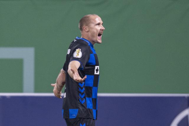 29 October 2025, North Rhine-Westphalia, Paderborn: Paderborn's Sven Michel celebrates after scoring his side's second goal of the game during the German DFB Cup 2nd round soccer match between SC Paderborn 07 and Bayer Leverkusen at Home Deluxe Arena. Photo: David Inderlied/dpa - WICHTIGER HINWEIS: Gemäß den Vorgaben der DFL Deutsche Fußball Liga bzw. des DFB Deutscher Fußball-Bund ist es untersagt, in dem Stadion und/oder vom Spiel angefertigte Fotoaufnahmen in Form von Sequenzbildern und/oder videoähnlichen Fotostrecken zu verwerten bzw. verwerten zu lassen.