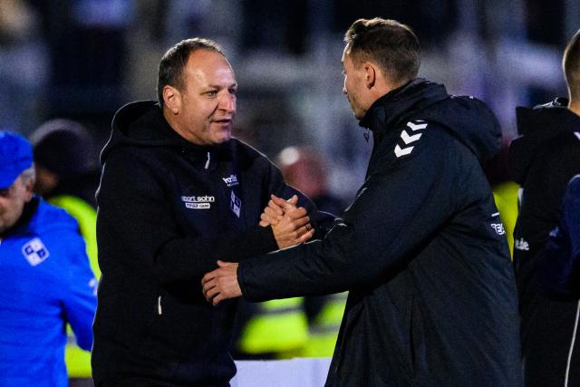 29 October 2025, Bavaria, Illertissen: Illertissen coach Holger Bachthaler high-fives Magdeburg coach Pascal Ibold (R) after the German DFB Cup 2nd round soccer match between FV Illertissen and 1. FC Magdeburg at Voehlin Stadium. Photo: Tom Weller/dpa - WICHTIGER HINWEIS: Gemäß den Vorgaben der DFL Deutsche Fußball Liga bzw. des DFB Deutscher Fußball-Bund ist es untersagt, in dem Stadion und/oder vom Spiel angefertigte Fotoaufnahmen in Form von Sequenzbildern und/oder videoähnlichen Fotostrecken zu verwerten bzw. verwerten zu lassen.