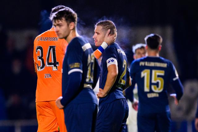 29 October 2025, Bavaria, Illertissen: Illertissen's Max Zeller reacts dissatisfied after the German DFB Cup 2nd round soccer match between FV Illertissen and 1. FC Magdeburg at Voehlin Stadium. Photo: Tom Weller/dpa - WICHTIGER HINWEIS: Gemäß den Vorgaben der DFL Deutsche Fußball Liga bzw. des DFB Deutscher Fußball-Bund ist es untersagt, in dem Stadion und/oder vom Spiel angefertigte Fotoaufnahmen in Form von Sequenzbildern und/oder videoähnlichen Fotostrecken zu verwerten bzw. verwerten zu lassen.