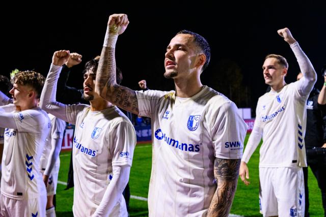 29 October 2025, Bavaria, Illertissen: Magdeburg's Falko Michel thanks the fans for their support after the German DFB Cup 2nd round soccer match between FV Illertissen and 1. FC Magdeburg at Voehlin Stadium. Photo: Tom Weller/dpa - WICHTIGER HINWEIS: Gemäß den Vorgaben der DFL Deutsche Fußball Liga bzw. des DFB Deutscher Fußball-Bund ist es untersagt, in dem Stadion und/oder vom Spiel angefertigte Fotoaufnahmen in Form von Sequenzbildern und/oder videoähnlichen Fotostrecken zu verwerten bzw. verwerten zu lassen.