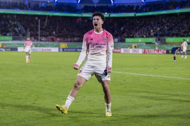 29 October 2025, North Rhine-Westphalia, Paderborn: Bayer Leverkusen's Ibrahim Maza celebrates after scoring his side's third goal during the German DFB Cup 2nd round soccer match between SC Paderborn 07 and Bayer Leverkusen at Home Deluxe Arena. Photo: David Inderlied/dpa - WICHTIGER HINWEIS: Gemäß den Vorgaben der DFL Deutsche Fußball Liga bzw. des DFB Deutscher Fußball-Bund ist es untersagt, in dem Stadion und/oder vom Spiel angefertigte Fotoaufnahmen in Form von Sequenzbildern und/oder videoähnlichen Fotostrecken zu verwerten bzw. verwerten zu lassen.