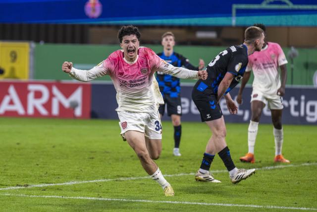 29 October 2025, North Rhine-Westphalia, Paderborn: Bayer Leverkusen's Ibrahim Maza celebrates after scoring his side's third goal during the German DFB Cup 2nd round soccer match between SC Paderborn 07 and Bayer Leverkusen at Home Deluxe Arena. Photo: David Inderlied/dpa - WICHTIGER HINWEIS: Gemäß den Vorgaben der DFL Deutsche Fußball Liga bzw. des DFB Deutscher Fußball-Bund ist es untersagt, in dem Stadion und/oder vom Spiel angefertigte Fotoaufnahmen in Form von Sequenzbildern und/oder videoähnlichen Fotostrecken zu verwerten bzw. verwerten zu lassen.