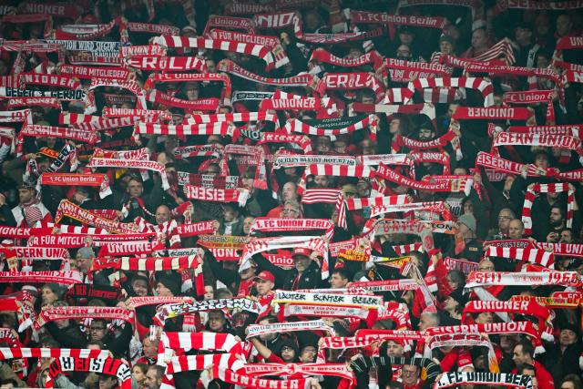 29 October 2025, Berlin: Union Berlin fans cheers with scarves in the stands prior to the start of the German DFB Cup soccer match between 1. FC Union Berlin and Arminia Bielefeld at An der Alten Foersterei. Photo: Soeren Stache/dpa - WICHTIGER HINWEIS: Gemäß den Vorgaben der DFL Deutsche Fußball Liga bzw. des DFB Deutscher Fußball-Bund ist es untersagt, in dem Stadion und/oder vom Spiel angefertigte Fotoaufnahmen in Form von Sequenzbildern und/oder videoähnlichen Fotostrecken zu verwerten bzw. verwerten zu lassen.