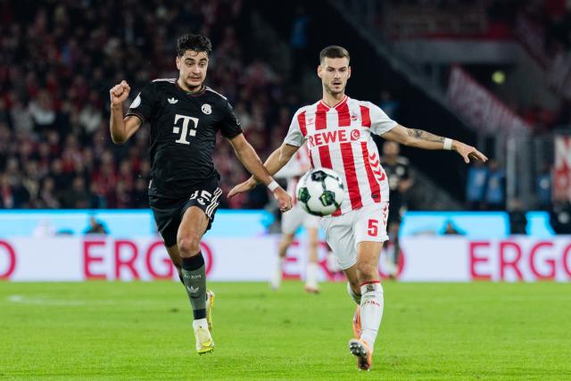 29 October 2025, North Rhine-Westphalia, Cologne: Cologne's Tom Krauss (R) and Bayern Munich's Aleksandar Pavlovic battle for the ball during the German DFB Cup 2nd round soccer match between 1. FC Cologne and Bayern Munich at RheinEnergieStadion. Photo: Rolf Vennenbernd/dpa - WICHTIGER HINWEIS: Gemäß den Vorgaben der DFL Deutsche Fußball Liga bzw. des DFB Deutscher Fußball-Bund ist es untersagt, in dem Stadion und/oder vom Spiel angefertigte Fotoaufnahmen in Form von Sequenzbildern und/oder videoähnlichen Fotostrecken zu verwerten bzw. verwerten zu lassen.