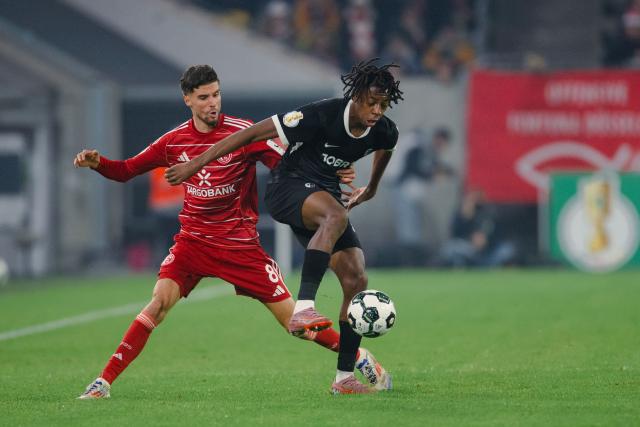 29 October 2025, North Rhine-Westphalia, Duesseldorf: Fortuna Duesseldorf's Anouar El Azzouzi (L) and Freiburg's Johan Manzambi battle for the ball during the German DFB Cup 2nd round soccer match between Fortuna Düsseldorf and SC Freiburg at Merkur Spiel-Arena. Photo: Marius Becker/dpa - WICHTIGER HINWEIS: Gemäß den Vorgaben der DFL Deutsche Fußball Liga bzw. des DFB Deutscher Fußball-Bund ist es untersagt, in dem Stadion und/oder vom Spiel angefertigte Fotoaufnahmen in Form von Sequenzbildern und/oder videoähnlichen Fotostrecken zu verwerten bzw. verwerten zu lassen.