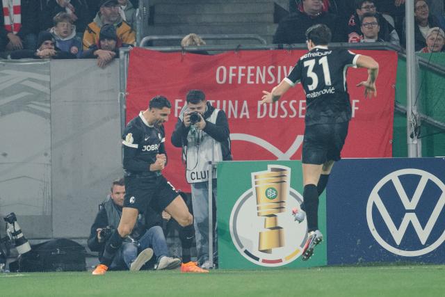 29 October 2025, North Rhine-Westphalia, Duesseldorf: Freiburg's Vincenzo Grifo (L) celebrates scoring his side's first goal with teammate Igor Matanovic during the German DFB Cup 2nd round soccer match between Fortuna Düsseldorf and SC Freiburg at Merkur Spiel-Arena. Photo: Marius Becker/dpa - WICHTIGER HINWEIS: Gemäß den Vorgaben der DFL Deutsche Fußball Liga bzw. des DFB Deutscher Fußball-Bund ist es untersagt, in dem Stadion und/oder vom Spiel angefertigte Fotoaufnahmen in Form von Sequenzbildern und/oder videoähnlichen Fotostrecken zu verwerten bzw. verwerten zu lassen.