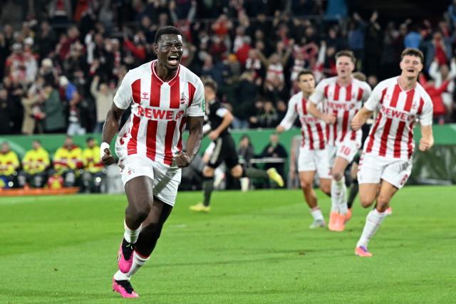 29 October 2025, North Rhine-Westphalia, Cologne: Cologne's Ragnar Ache celebrates scoring his side's first goal during the German DFB Cup 2nd round soccer match between 1. FC Cologne and Bayern Munich at RheinEnergieStadion. Photo: Federico Gambarini/dpa - WICHTIGER HINWEIS: Gemäß den Vorgaben der DFL Deutsche Fußball Liga bzw. des DFB Deutscher Fußball-Bund ist es untersagt, in dem Stadion und/oder vom Spiel angefertigte Fotoaufnahmen in Form von Sequenzbildern und/oder videoähnlichen Fotostrecken zu verwerten bzw. verwerten zu lassen.