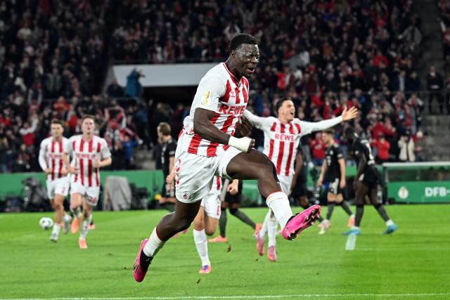 29 October 2025, North Rhine-Westphalia, Cologne: Cologne's Ragnar Ache celebrates scoring his side's first goal during the German DFB Cup 2nd round soccer match between 1. FC Cologne and Bayern Munich at RheinEnergieStadion. Photo: Federico Gambarini/dpa - WICHTIGER HINWEIS: Gemäß den Vorgaben der DFL Deutsche Fußball Liga bzw. des DFB Deutscher Fußball-Bund ist es untersagt, in dem Stadion und/oder vom Spiel angefertigte Fotoaufnahmen in Form von Sequenzbildern und/oder videoähnlichen Fotostrecken zu verwerten bzw. verwerten zu lassen.