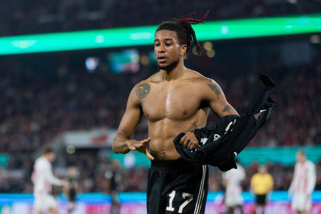 29 October 2025, North Rhine-Westphalia, Cologne: Munich's Michael Olise takes off his jersey to remove his functional shirt underneath during the German DFB Cup 2nd round soccer match between 1. FC Cologne and Bayern Munich at RheinEnergieStadion. Photo: Rolf Vennenbernd/dpa - WICHTIGER HINWEIS: Gemäß den Vorgaben der DFL Deutsche Fußball Liga bzw. des DFB Deutscher Fußball-Bund ist es untersagt, in dem Stadion und/oder vom Spiel angefertigte Fotoaufnahmen in Form von Sequenzbildern und/oder videoähnlichen Fotostrecken zu verwerten bzw. verwerten zu lassen.