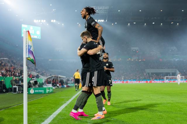 29 October 2025, North Rhine-Westphalia, Cologne: Bayern Munich players celebrate their side's second goal during the German DFB Cup 2nd round soccer match between 1. FC Cologne and Bayern Munich at RheinEnergieStadion. Photo: Rolf Vennenbernd/dpa - WICHTIGER HINWEIS: Gemäß den Vorgaben der DFL Deutsche Fußball Liga bzw. des DFB Deutscher Fußball-Bund ist es untersagt, in dem Stadion und/oder vom Spiel angefertigte Fotoaufnahmen in Form von Sequenzbildern und/oder videoähnlichen Fotostrecken zu verwerten bzw. verwerten zu lassen.