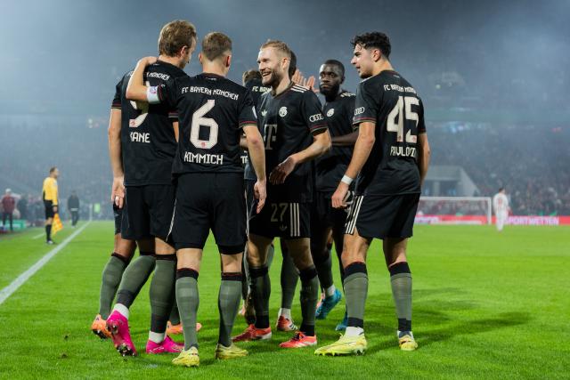 29 October 2025, North Rhine-Westphalia, Cologne: Bayern Munich's Harry Kane (L) celebrates scoring his side's second goal with teammates during the German DFB Cup 2nd round soccer match between 1. FC Cologne and Bayern Munich at RheinEnergieStadion. Photo: Rolf Vennenbernd/dpa - WICHTIGER HINWEIS: Gemäß den Vorgaben der DFL Deutsche Fußball Liga bzw. des DFB Deutscher Fußball-Bund ist es untersagt, in dem Stadion und/oder vom Spiel angefertigte Fotoaufnahmen in Form von Sequenzbildern und/oder videoähnlichen Fotostrecken zu verwerten bzw. verwerten zu lassen.