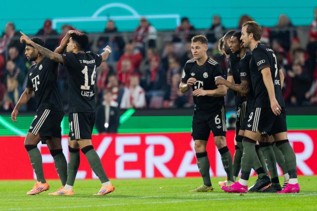 29 October 2025, North Rhine-Westphalia, Cologne: Bayern Munich's Luis Diaz (2nd L) celebrates scoring his side's first goal with teammates during the German DFB Cup 2nd round soccer match between 1. FC Cologne and Bayern Munich at RheinEnergieStadion. Photo: Rolf Vennenbernd/dpa - WICHTIGER HINWEIS: Gemäß den Vorgaben der DFL Deutsche Fußball Liga bzw. des DFB Deutscher Fußball-Bund ist es untersagt, in dem Stadion und/oder vom Spiel angefertigte Fotoaufnahmen in Form von Sequenzbildern und/oder videoähnlichen Fotostrecken zu verwerten bzw. verwerten zu lassen.