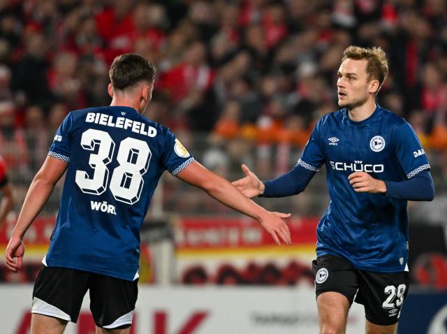 29 October 2025, Berlin: Arminia Bielefeld's Tim Handwerker (R) and Markus Woerl celebrate their side's first goal during the German DFB Cup soccer match between 1. FC Union Berlin and Arminia Bielefeld at An der Alten Foersterei. Photo: Soeren Stache/dpa - WICHTIGER HINWEIS: Gemäß den Vorgaben der DFL Deutsche Fußball Liga bzw. des DFB Deutscher Fußball-Bund ist es untersagt, in dem Stadion und/oder vom Spiel angefertigte Fotoaufnahmen in Form von Sequenzbildern und/oder videoähnlichen Fotostrecken zu verwerten bzw. verwerten zu lassen.